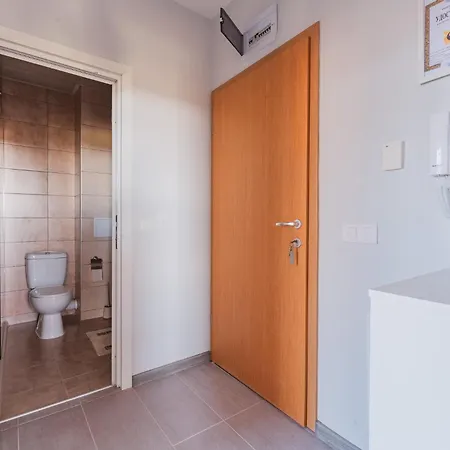 1 Apartment *
